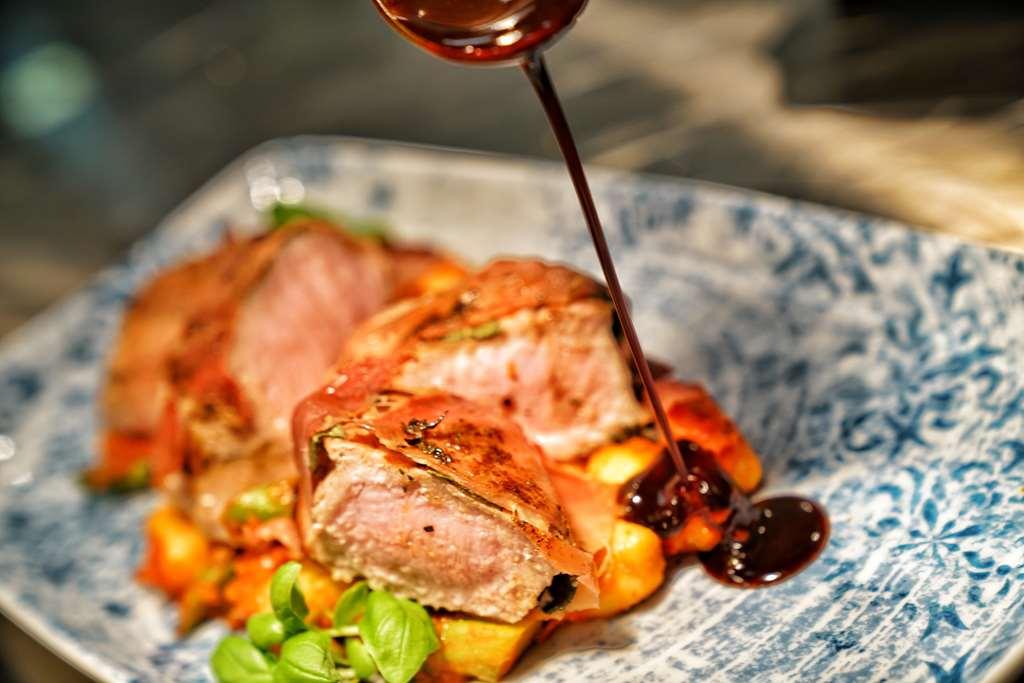 Vila Vita Rosenpark Marburg Eksteriør bilde A meat dish being drizzled with a sauce