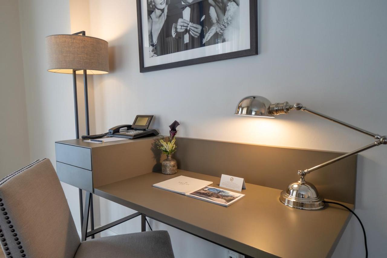 Vila Vita Rosenpark Marburg Eksteriør bilde A desk with a lamp