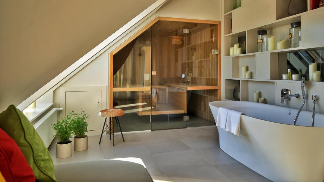 Vila Vita Rosenpark Marburg Eksteriør bilde A modern bathroom with a shower and a bathtub