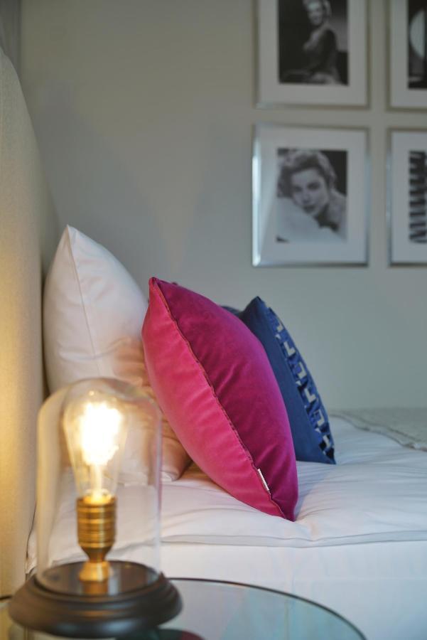 Vila Vita Rosenpark Marburg Eksteriør bilde Cushions on a bed