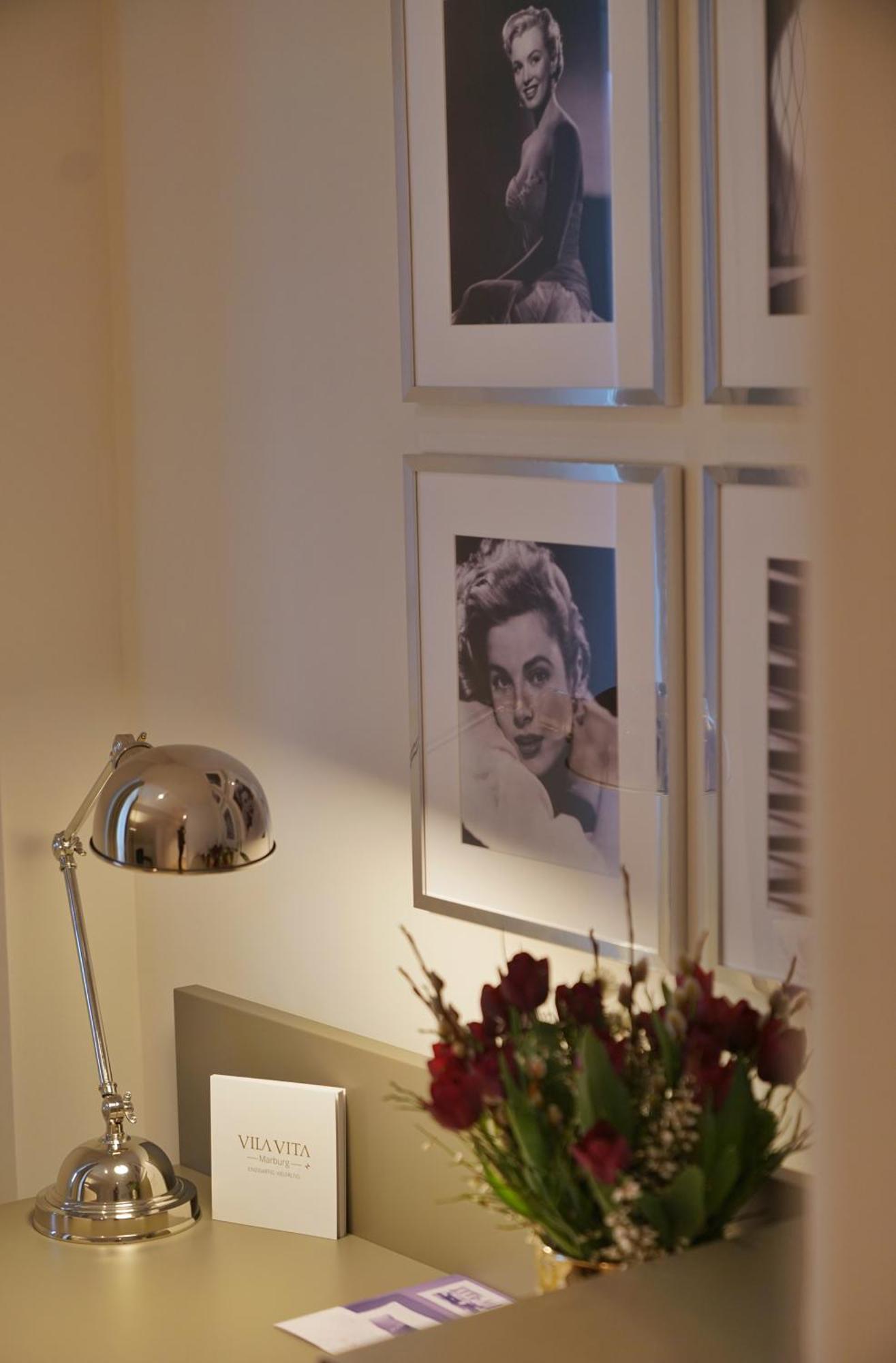 Vila Vita Rosenpark Marburg Rom bilde A photograph of Audrey Hepburn by Allan Allan Warren