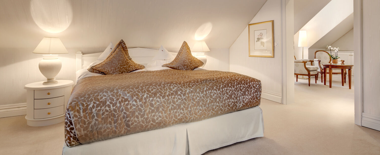 Vila Vita Rosenpark Marburg Eksteriør bilde A bed with a bed skirt